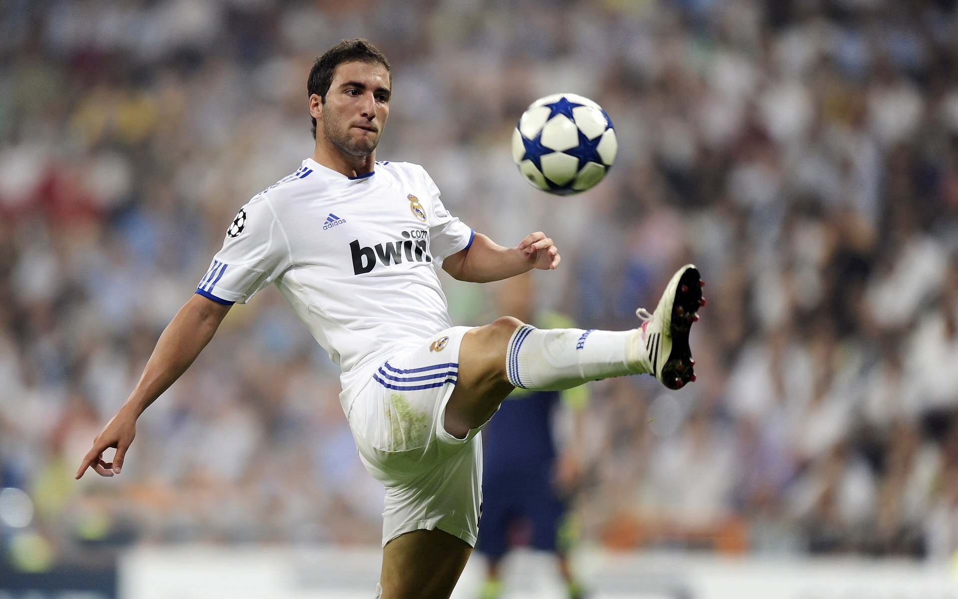 爱游戏网页版-欧战4场没赢，安东尼巧射进球：2场轰4球，完全征服球迷，安东尼对阵各球队最高分